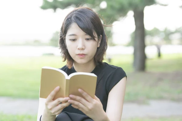 Ázsiai Japán Női Főiskolai Hallgató Olvas Egy Könyvet Egy Parkban — Stock Fotó