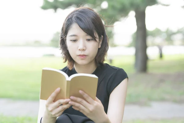 Asiática Japonesa Estudante Universitário Lendo Livro Parque Com Gramado — Fotografia de Stock