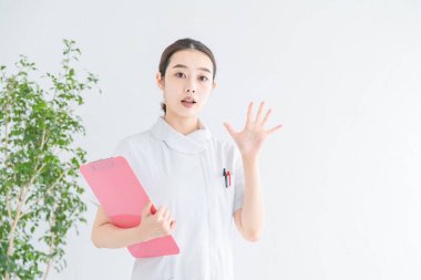 Asyalı (Japonca) kadın hemşire, eli ya da ifadesiyle reddediyor ya da reddediyor