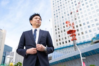 Tokyo, Japonya 'da iş caddesinde Asyalı (Japon) işadamının portresi