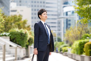 Tokyo, Japonya 'da iş caddesinde Asyalı (Japon) işadamının portresi