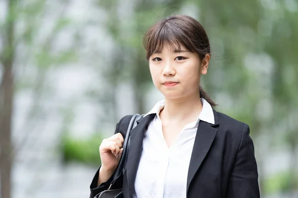アジア系の若い女子大生が就職を希望 — ストック写真