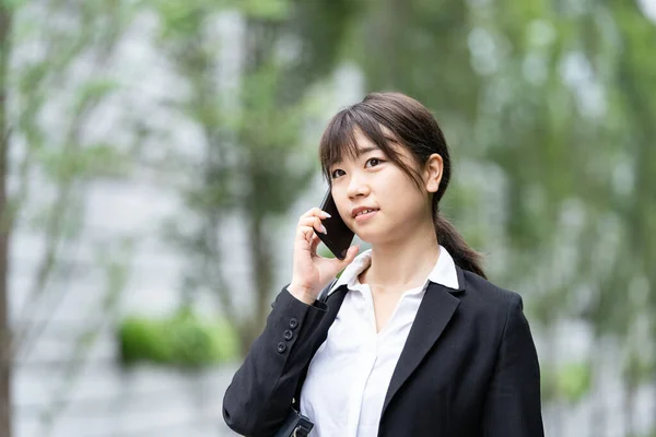 Asiático Jovem Mulher Falando Com Alguém Com Smartphone Orelha — Fotografia de Stock