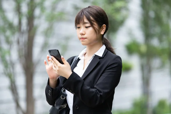 Aziatische Vrouw Met Behulp Van Smartphone Het Nemen Van Foto — Stockfoto