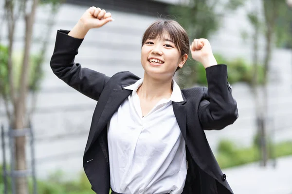 Aziatisch Japans Vrouwelijke Kantoormedewerker Poseren Sterk Met Beide Handen — Stockfoto