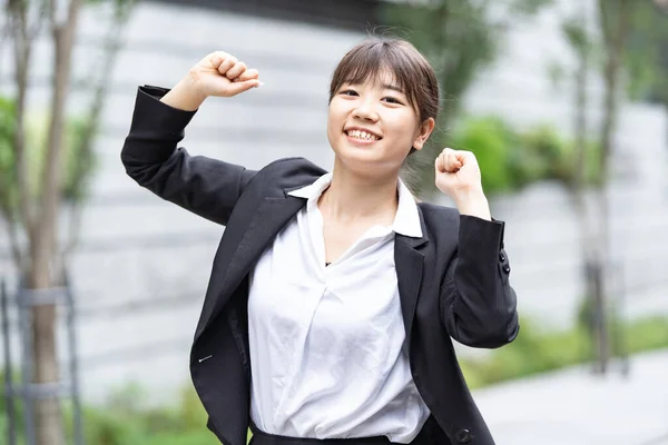 Ázsiai Japán Női Irodai Dolgozó Mindkét Kezével Erősen Pózol — Stock Fotó