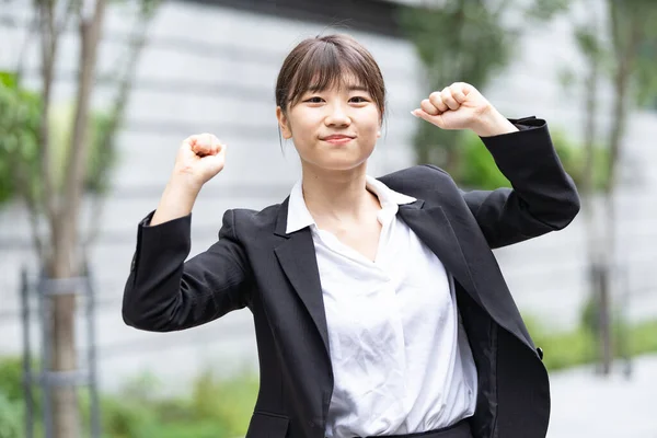 Asiatische Japanische Büroangestellte Posiert Stark Mit Beiden Händen — Stockfoto