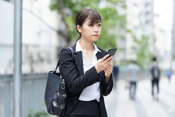 Asiatische Geschäftsfrau Ruft Mit Beunruhigtem Gesichtsausdruck Ein Smartphone — Stockfoto