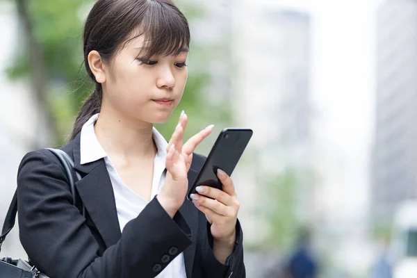Mulher Asiática Usando Smartphone Tirando Fotos Usando Aplicativos — Fotografia de Stock