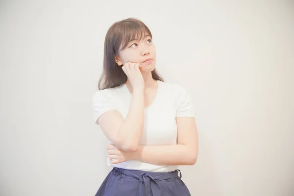 Een Aziatische Japanse Jonge Vrouw Die Fronst Boze Emoties Uitdrukt — Stockfoto
