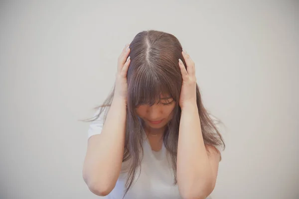 Aziatische Jong Vrouw Depressief Verlaagd Naar Verbergen Haar Gezicht Met — Stockfoto