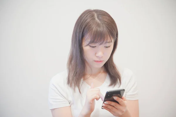 Asijské Žena Pomocí Smartphone Fotografování Použití Aplikací — Stock fotografie