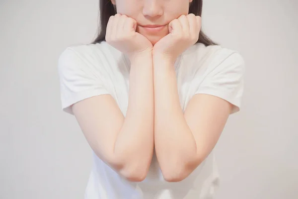 Uma Jovem Mulher Asiática Que Apela Sua Fofura Colocando Mão — Fotografia de Stock
