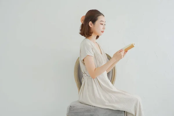 Asiática Japonesa Estudante Universitário Feminino Lendo Livro Sala Parede Branca — Fotografia de Stock