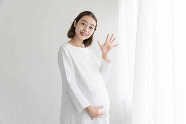 Ασιάτισσα Ιαπωνική Νεαρή Έγκυος Γυναίκα Ένα Λευκό Φόρεμα Αγγίζοντας Την — Φωτογραφία Αρχείου