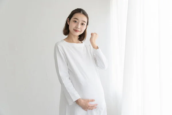Asiático Japonês Jovem Mulher Grávida Vestido Branco Tocando Seu Abdômen — Fotografia de Stock
