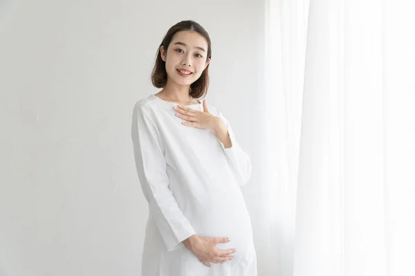 Asiatisk Japansk Ung Gravid Kvinne Hvit Kjole Som Berører Magen – stockfoto