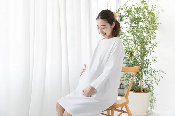 Ασιάτισσα Ιαπωνική Νεαρή Έγκυος Γυναίκα Ένα Λευκό Φόρεμα Αγγίζοντας Την — Φωτογραφία Αρχείου