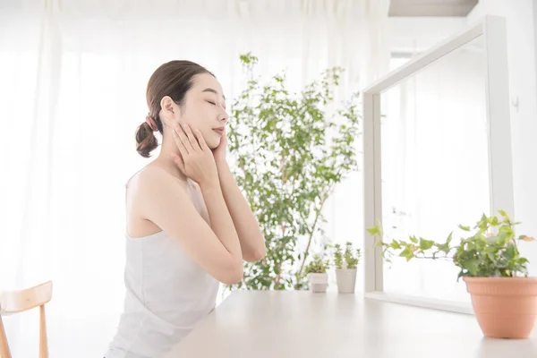 Asiatische Japanische Junge Frau Macht Ihre Eigene Hautpflege Einem Hellen — Stockfoto