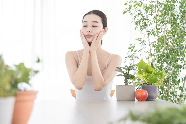 Asiática Japonesa Joven Mujer Haciendo Propio Cuidado Piel Una Habitación —  Fotos de Stock