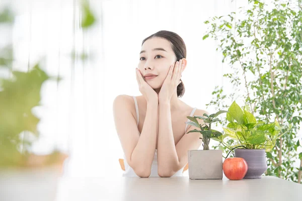 Asiática Japonesa Joven Mujer Haciendo Propio Cuidado Piel Una Habitación —  Fotos de Stock