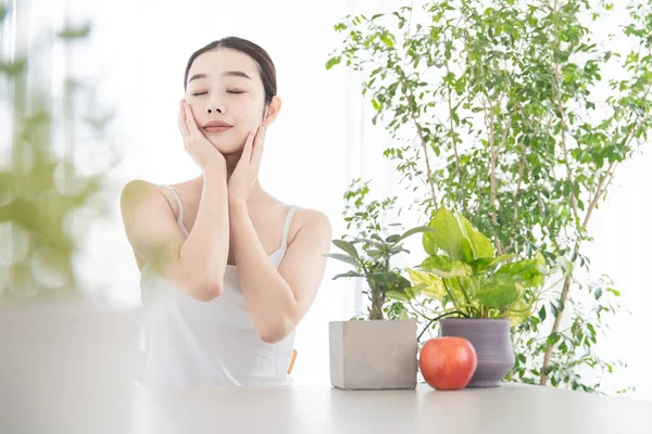 Asiática Japonesa Joven Mujer Haciendo Propio Cuidado Piel Una Habitación —  Fotos de Stock