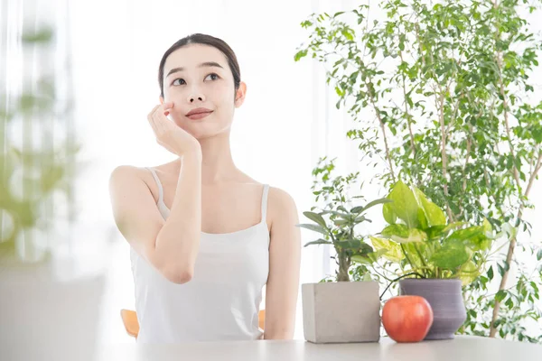 Asiática Japonesa Joven Mujer Haciendo Propio Cuidado Piel Una Habitación —  Fotos de Stock