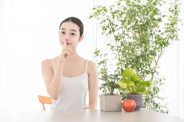 Asiática Japonesa Joven Con Dedo Índice Boca —  Fotos de Stock