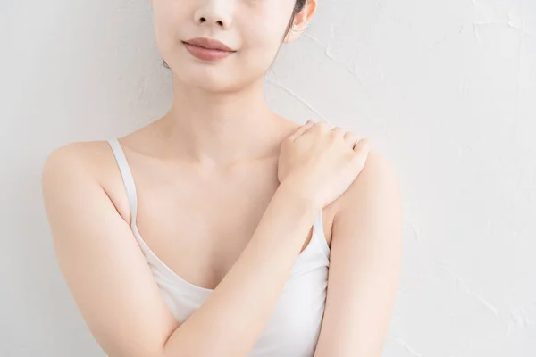 Güzel Tenli Beyaz Kaşkorse Giyen Asyalı Genç Bir Kadın — Stok fotoğraf