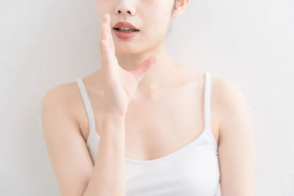 Ασιάτισσα Ιαπωνική Νεαρή Γυναίκα Όμορφο Δέρμα Που Φοράει Λευκή Καμισόλα — Φωτογραφία Αρχείου