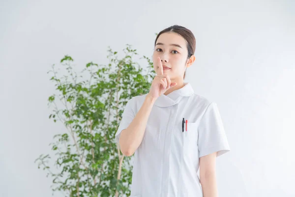 Asiatisch Japanisch Krankenschwester Hält Ihren Zeigefinger Vor Ihrem Mund — Stockfoto