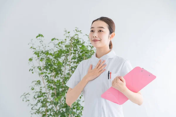 Asiatische Japanische Krankenschwester Mit Einem Angenehmen Gesichtsausdruck Mit Ihren Händen — Stockfoto