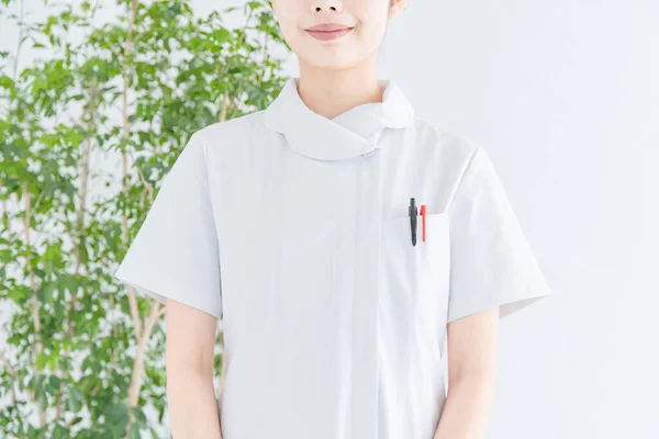 Портрет Азіатської Японської Жінки Медсестри Яка Показує Усмішку Приміщенні — стокове фото