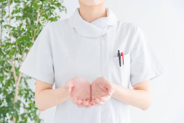Bir Asyalı Japon Kadın Hemşirenin Portresi Elleriyle Kepçeleme Pozu Verir — Stok fotoğraf