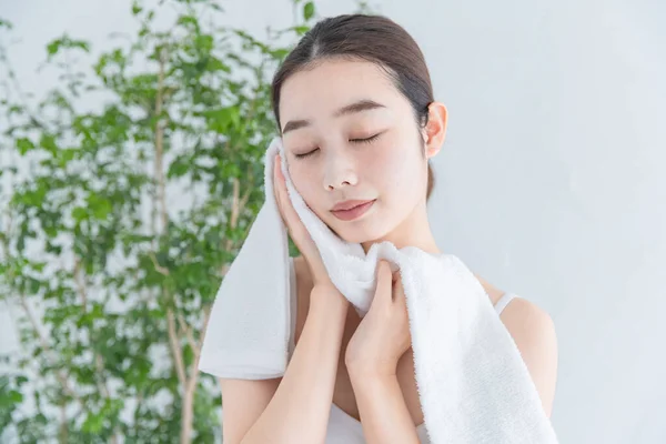 Asiático Japonés Joven Mujer Vestidor Cara Con Toalla Baño Blanca —  Fotos de Stock