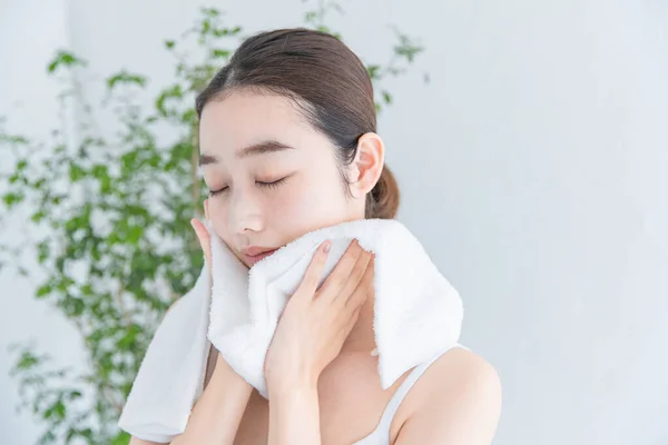 Asiático Japonés Joven Mujer Vestidor Cara Con Toalla Baño Blanca —  Fotos de Stock