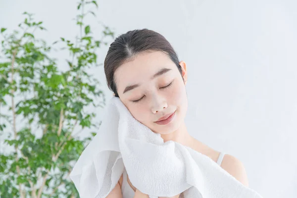 Ασιατική Ιαπωνική Νεαρή Γυναίκα Ντύσιμο Πρόσωπο Λευκή Πετσέτα Μπάνιου — Φωτογραφία Αρχείου