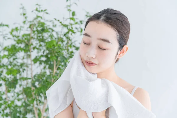 Ασιατική Ιαπωνική Νεαρή Γυναίκα Ντύσιμο Πρόσωπο Λευκή Πετσέτα Μπάνιου — Φωτογραφία Αρχείου