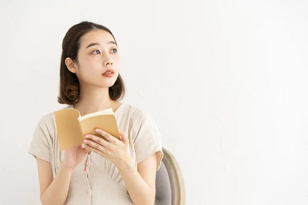 Asiatico Giapponese Studentessa Universitaria Leggere Libro Bianco Parete Stanza — Foto Stock
