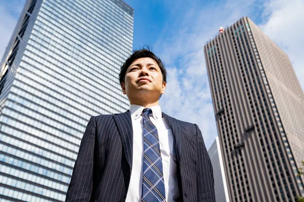 Tokyo, Japonya 'da iş caddesinde Asyalı (Japon) işadamının portresi