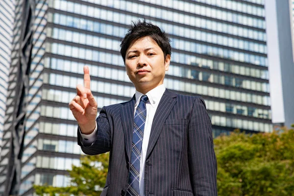 İşadamı işaret parmağıyla 