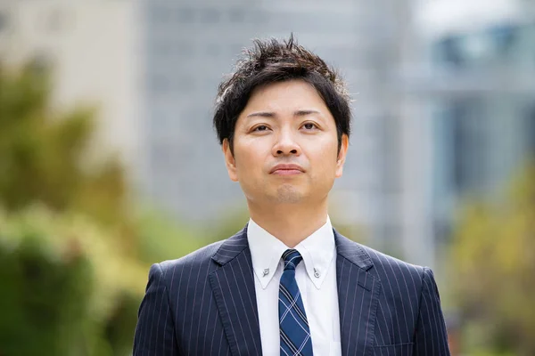 東京のビジネス街に立つアジア系 日本人 のビジネスマンの肖像 — ストック写真