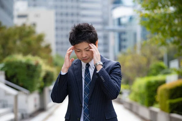 Azjatycki Przedsiębiorca Cierpiący Ból Głowy Spowodowany Stresem Biznesie — Zdjęcie stockowe