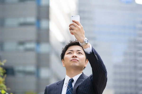 Uomo Affari Asiatico Giapponese Che Mette Contatto Con Uno Smartphone — Foto Stock