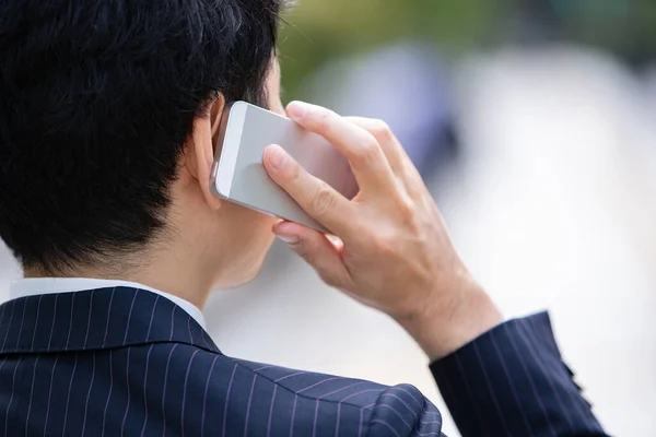 Een Aziatische Japanse Zakenman Contact Met Een Smartphone Straat Een — Stockfoto