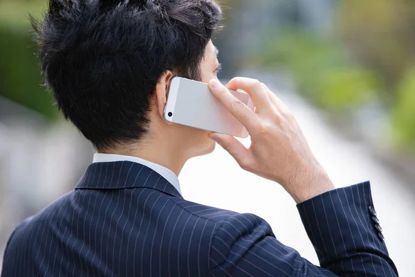 Een Aziatische Japanse Zakenman Contact Met Een Smartphone Straat Een — Stockfoto