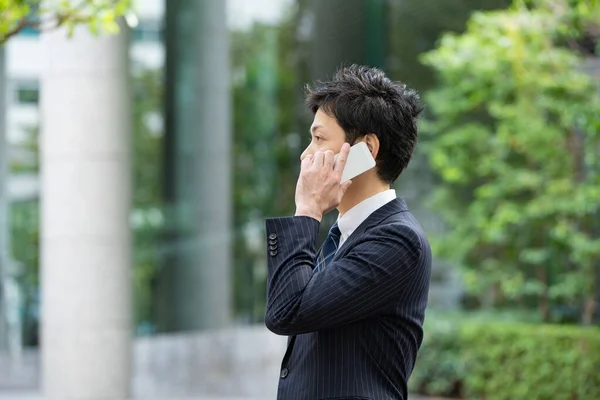 Uomo Affari Asiatico Giapponese Che Mette Contatto Con Uno Smartphone — Foto Stock