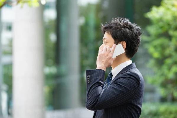 Uomo Affari Asiatico Giapponese Che Mette Contatto Con Uno Smartphone — Foto Stock