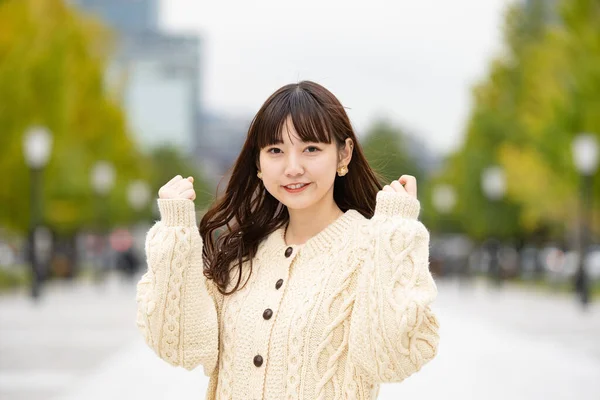 Asiatique Japonais Jeune Femme Faire Tripes Pose Acclamer Avec Sourire — Photo