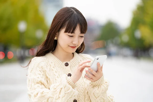 Mulher Asiática Usando Smartphone Tirando Fotos Usando Aplicativos — Fotografia de Stock